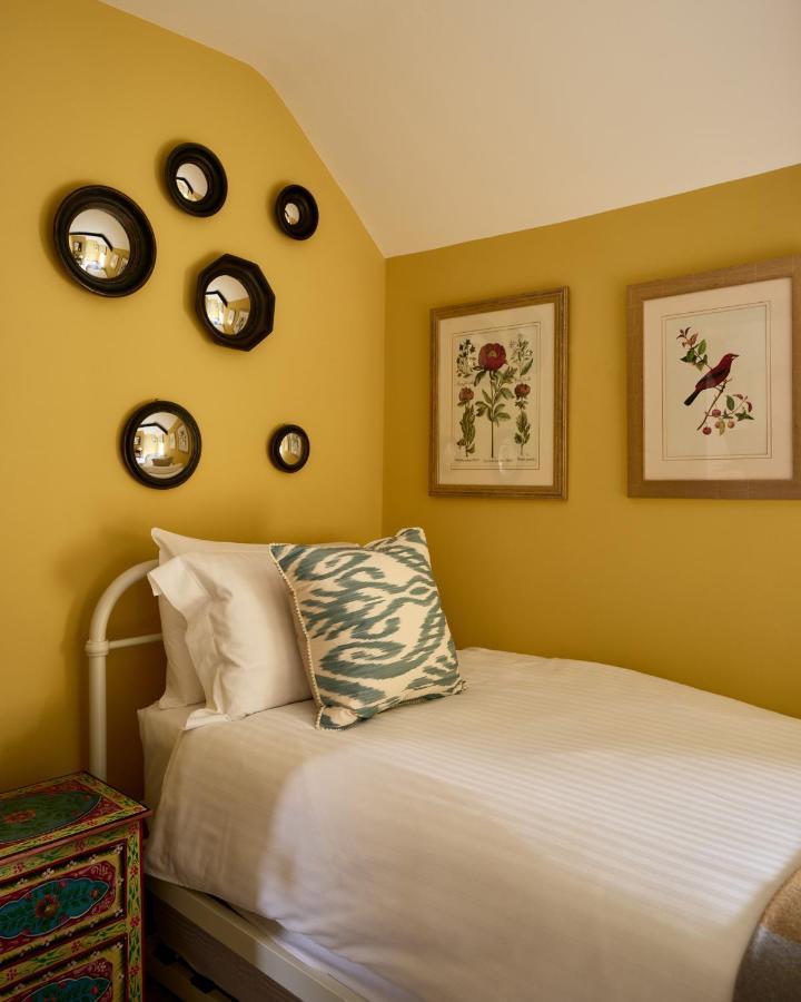 Townhouse Suites- Abbey Row มาล์มสบรี ภายนอก รูปภาพ
