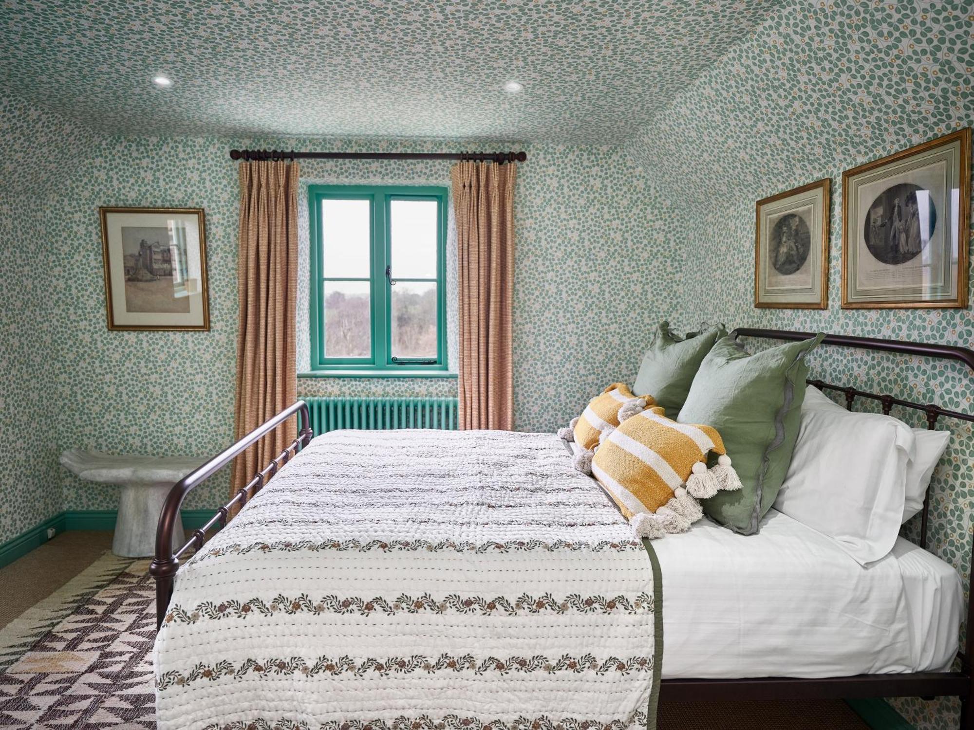 Townhouse Suites- Abbey Row มาล์มสบรี ภายนอก รูปภาพ